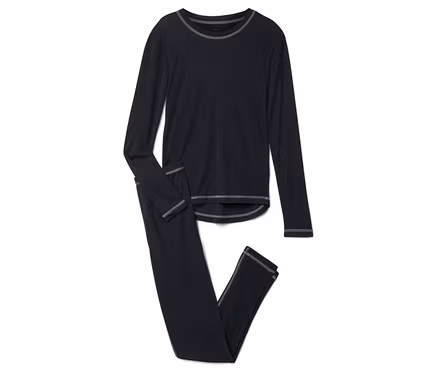 Schwarzes langärmeliges Pyjama-Set mit kontrastierenden hellgrauen Nähten an Ausschnitt, Ärmelbündchen und Säumen.