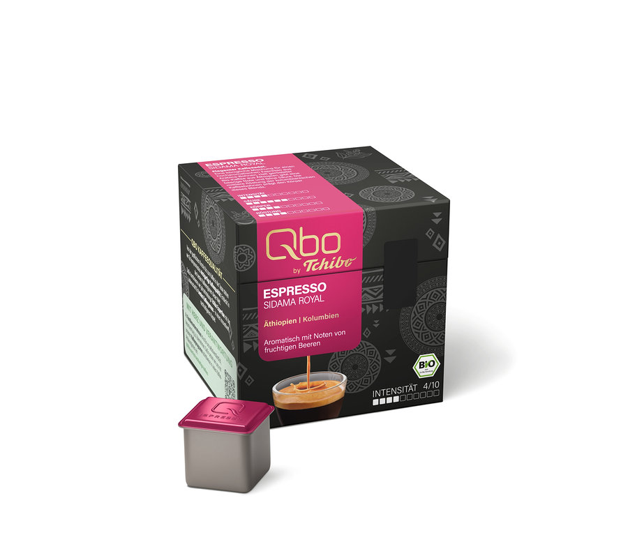 Schwarze Verpackung für Qbo Espresso SIDAMA ROYAL Kapseln mit pinkem Etikett und eine einzelne graue Kapsel mit pinkem Deckel daneben.