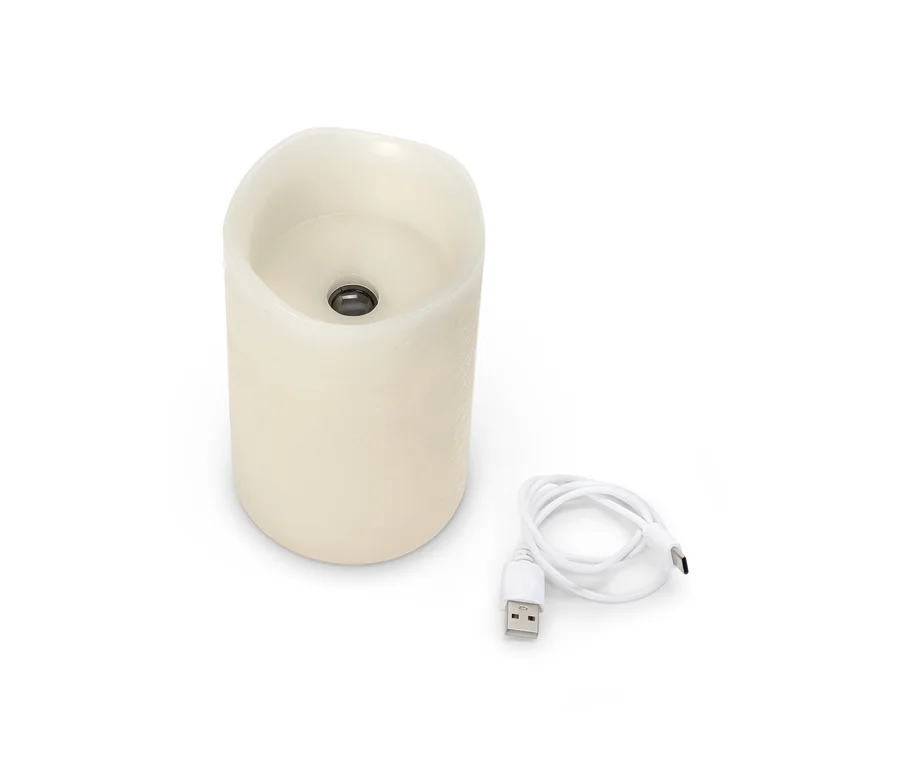 Eine cremefarbene LED-Kerze mit einem USB-Kabel auf einem weißen Hintergrund.