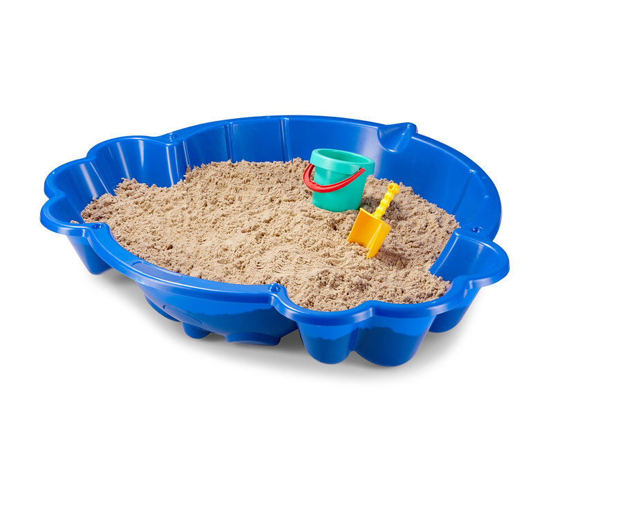 Ein blauer Kindersandkasten mit Sand, einem grünen Eimer mit rotem Griff und einer gelben Schaufel.