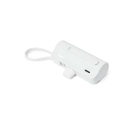 Ein weißer, rechteckiger Batteriepack mit einem integrierten USB-C-Anschluss und einer Schlaufe liegt auf einem weißen Hintergrund.