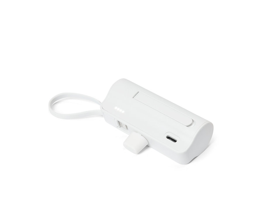 Ein weißer, rechteckiger Batteriepack mit einem integrierten USB-C-Anschluss und einer Schlaufe liegt auf einem weißen Hintergrund.
