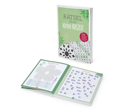 Aufgeschlagenes »Rätsel für die kleine Auszeit« Buch mit Kreuzworträtseln und Wortsuchspielen.