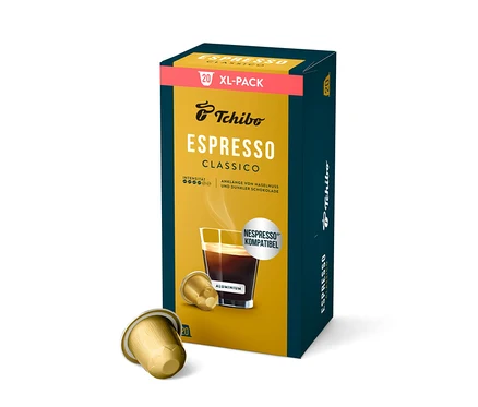 Dunkelblaue und gelbe Packung Tchibo Espresso Classico Kaffeekapseln mit der Aufschrift "20 XL-PACK" und "NESPRESSO KOMPATIBEL". Zwei goldfarbene Kapseln liegen davor.