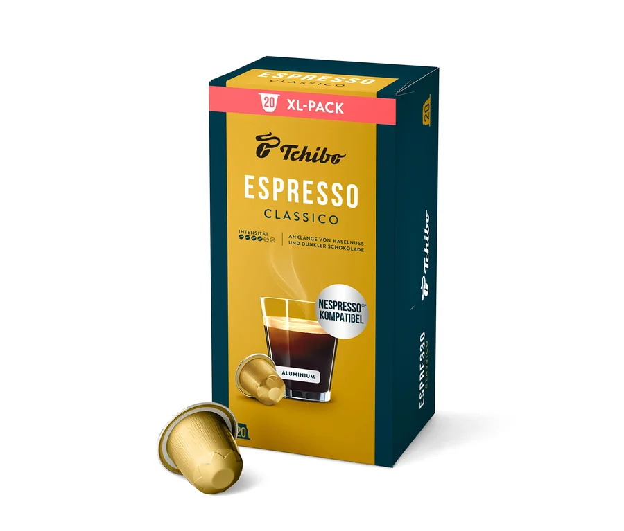 Dunkelblaue und gelbe Packung Tchibo Espresso Classico Kaffeekapseln mit der Aufschrift "20 XL-PACK" und "NESPRESSO KOMPATIBEL". Zwei goldfarbene Kapseln liegen davor.
