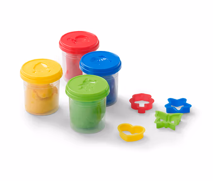Vier Knete-Set-Dosen in Gelb, Grün, Rot und Blau sowie Ausstechformen in Herz-, Schmetterlings-, Blumen- und Sternform.