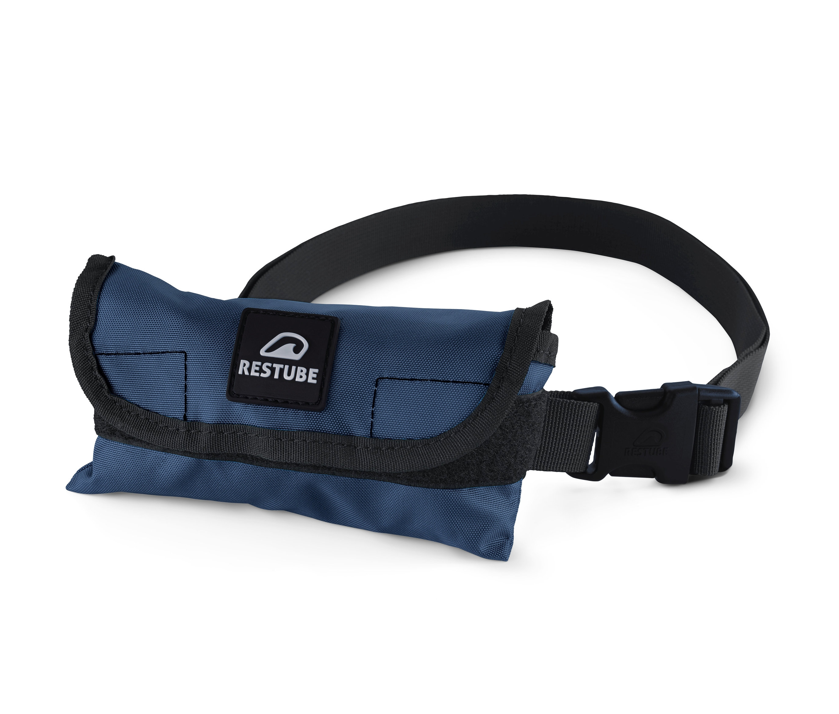 Blauer Wasser-Airbag Restube lite mit schwarzem Gurt und Schnalle.