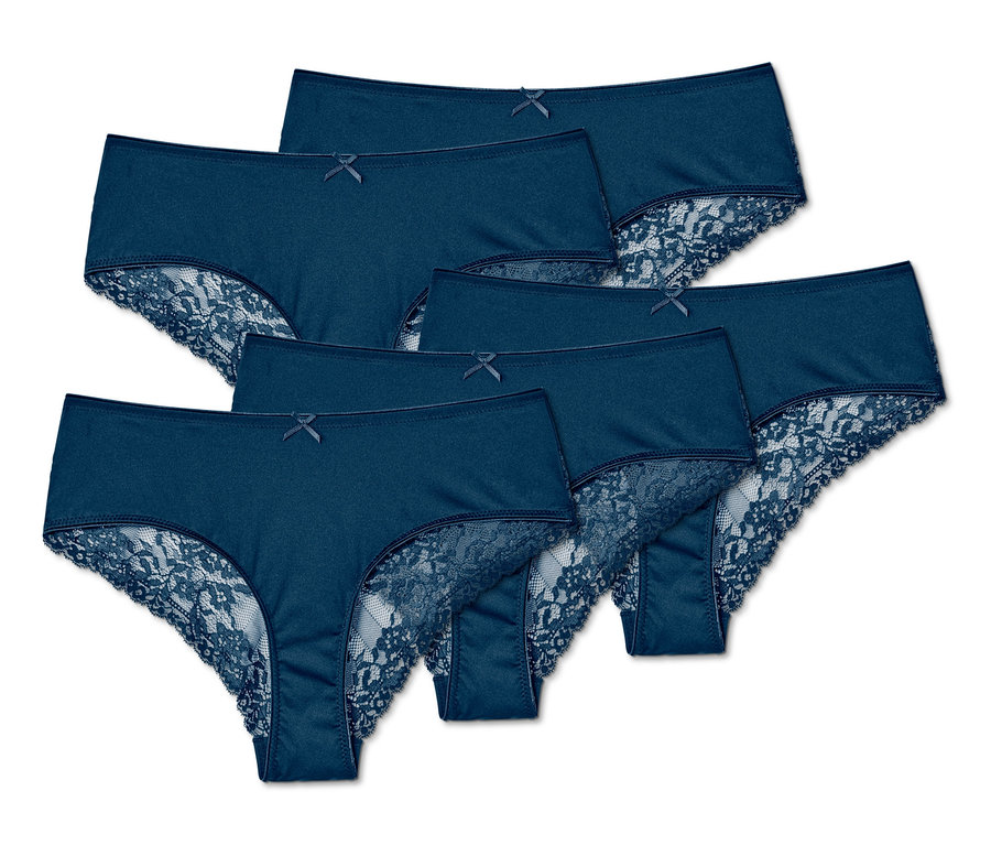 Fünf blaue Brazilslips mit Spitze liegen auf einem weißen Hintergrund.