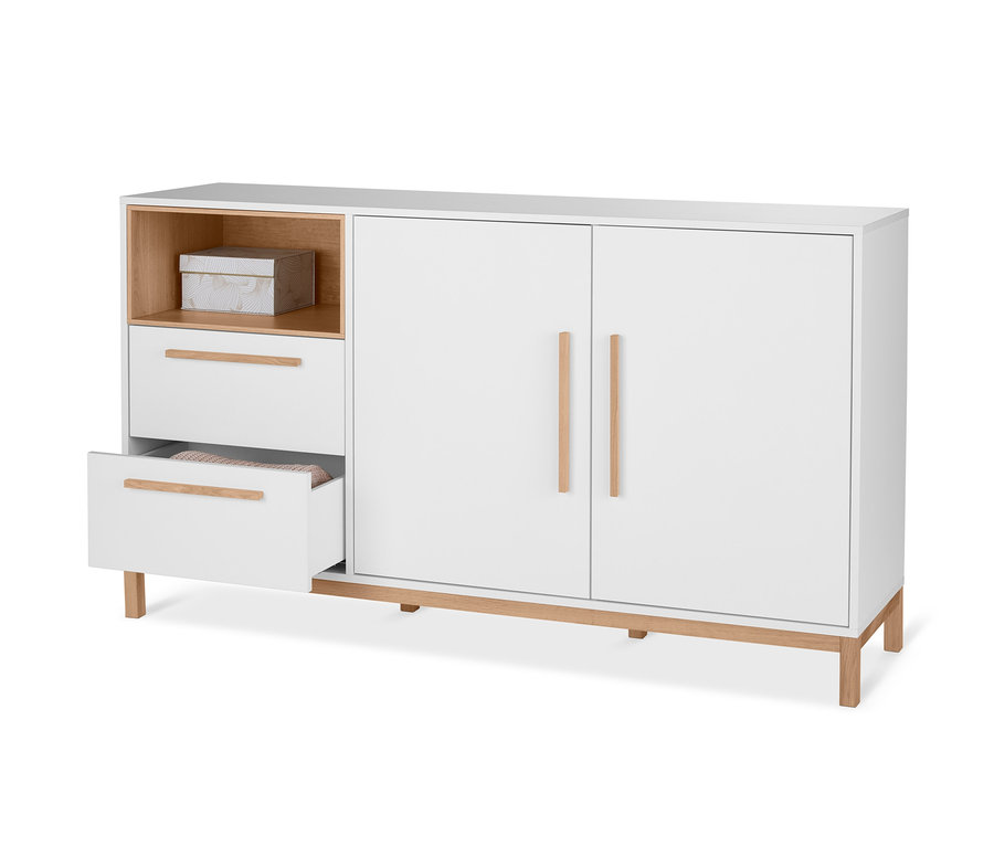 Weißes Sideboard »Eklund« mit Schubladen und Tür, wobei eine Schublade geöffnet ist.