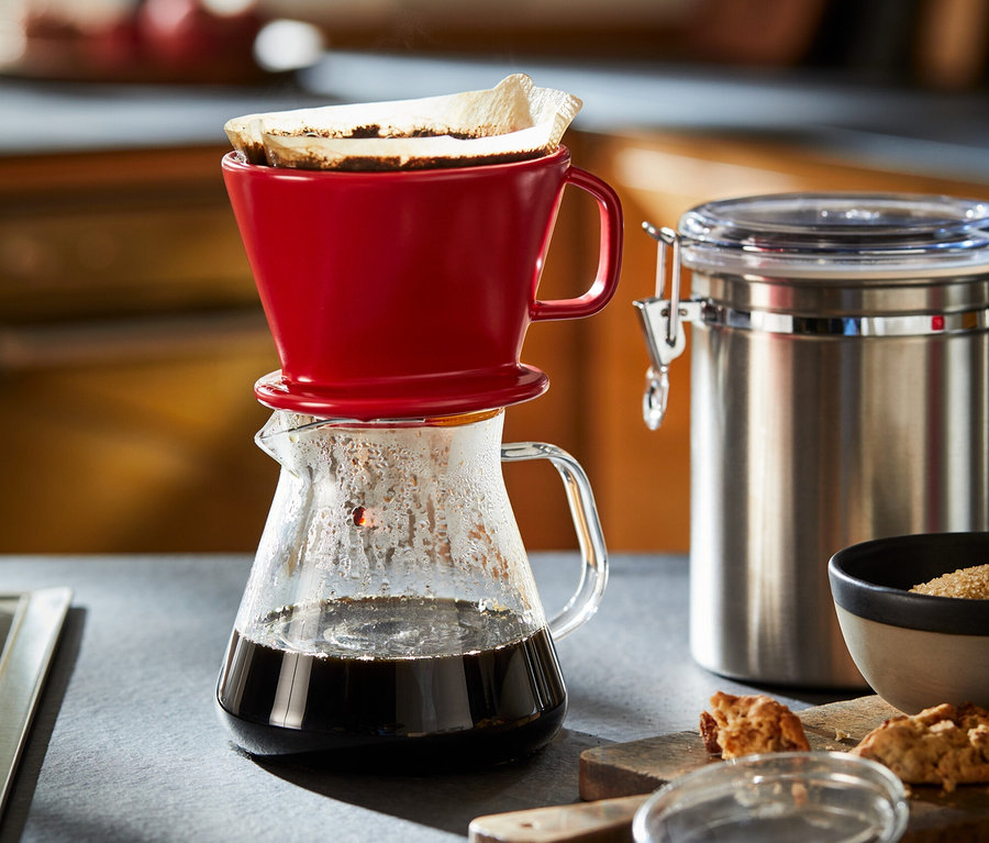 Eine Gläserne Kaffeekanne mit einem roten Kaffee Handfilter Gr. 2.