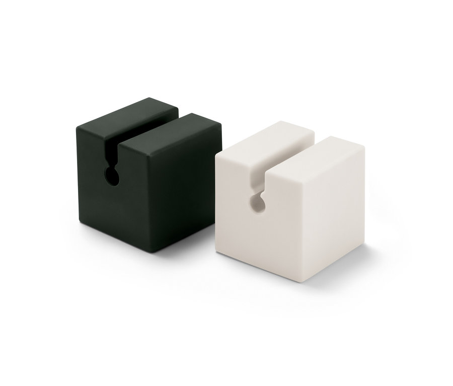 Ein Ladekabel-Organizer, 2er-Set, einer schwarz, einer weiß, stehen nebeneinander.