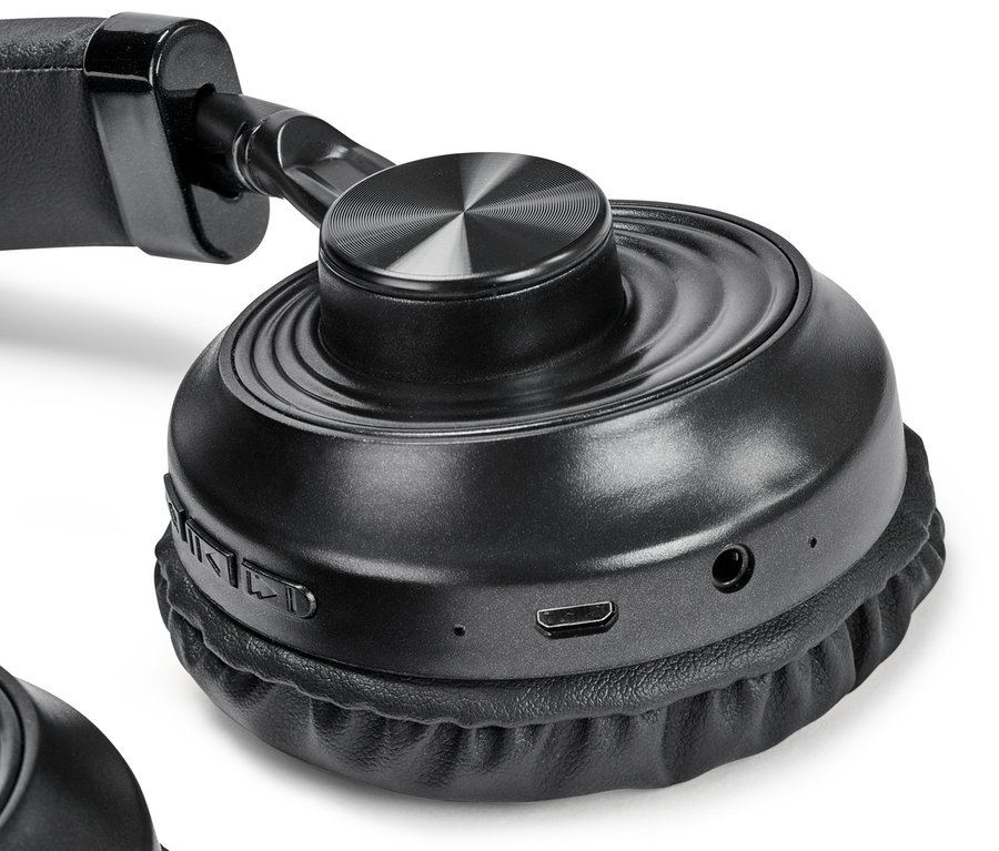 Detailansicht eines schwarzen On-Ear-Bluetooth®-Kopfhörers.