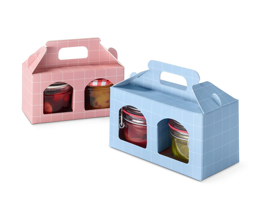 Zwei Gläser-Geschenkverpackungen, eine rosa und eine blaue, jede mit zwei Gläsern mit unterschiedlichem Inhalt.