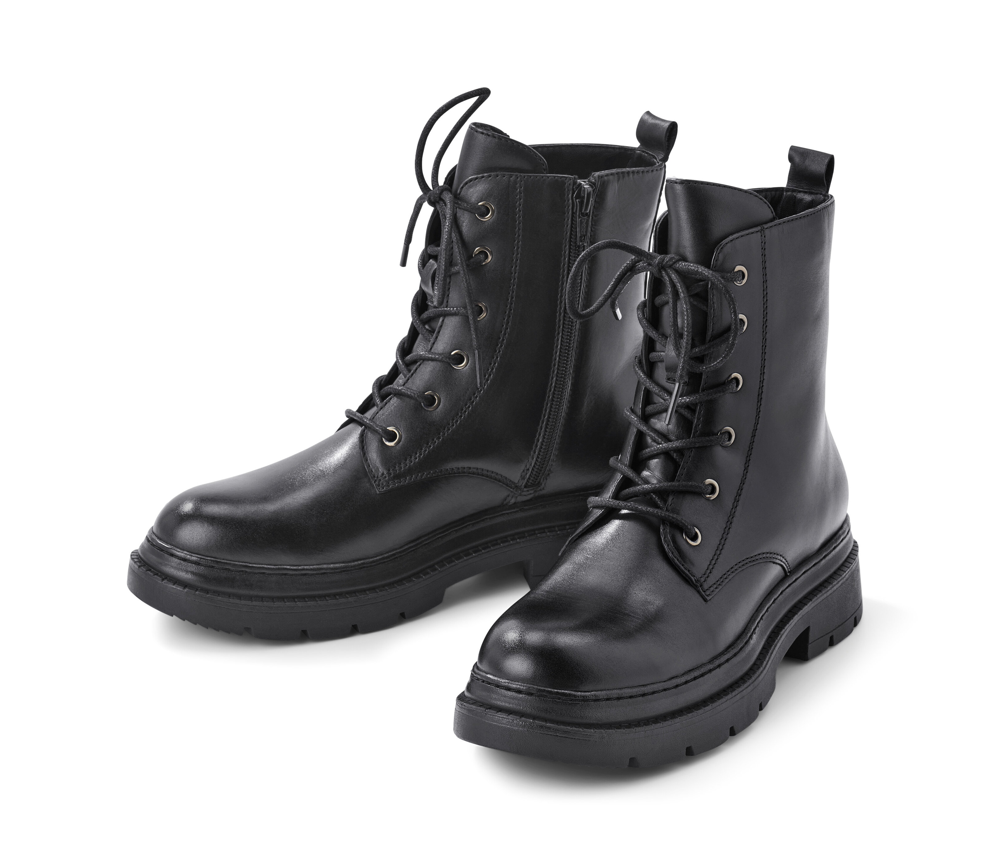 Zwei schwarze Leder-Boots mit Schnürung.