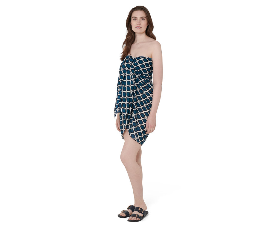Frau trägt ein Multifunktionstuch mit geometrischem Muster als Kleid.