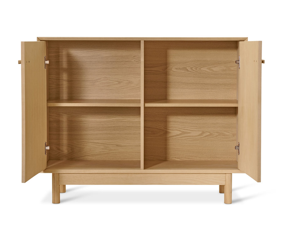 Sideboard aus Eschenholz mit offenen Türen.