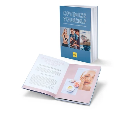 Zwei Exemplare des Buchs »Optimize Yourself«, eines geschlossen und eines geöffnet.