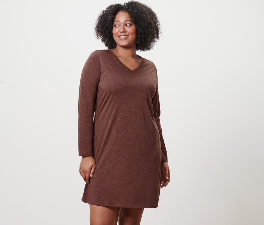 Frau trägt ein braunes Nachthemd.