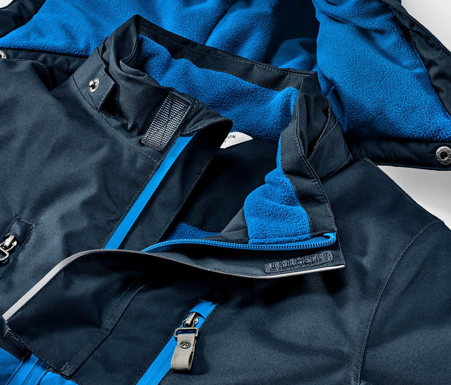 Detailansicht einer blauen Kinder-Skijacke.