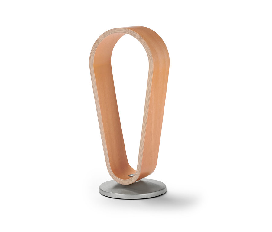 Ein Kopfhörer-Ständer aus hellem Holz mit einer runden, silbernen Basis.