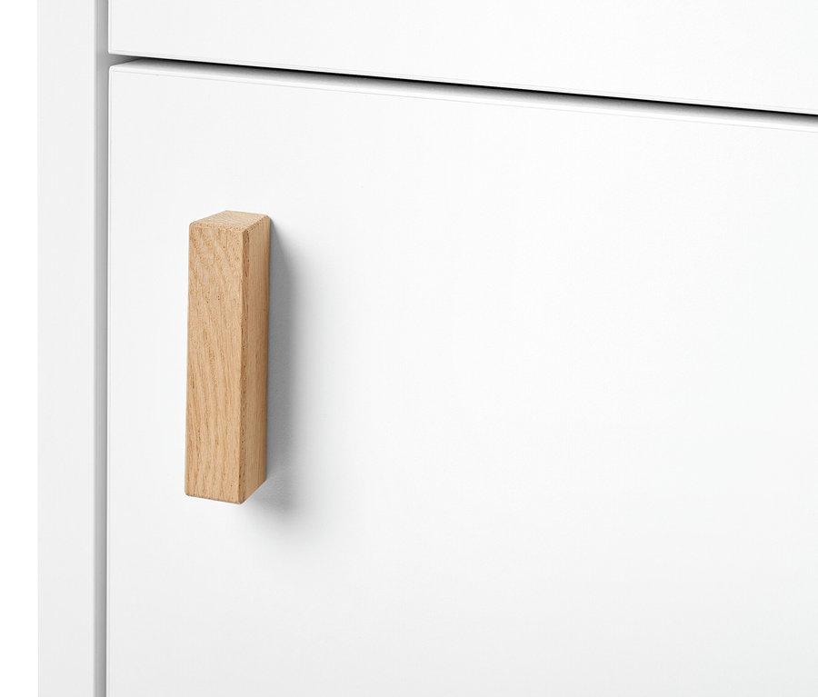Detailansicht eines schmalen Bad-Hochschranks mit Tür und Holzgriff.