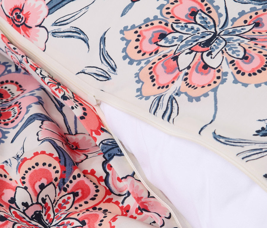 Detailansicht von creme-farbener Renforcé-Bettwäsche mit Blumenmuster und Reißverschluss.