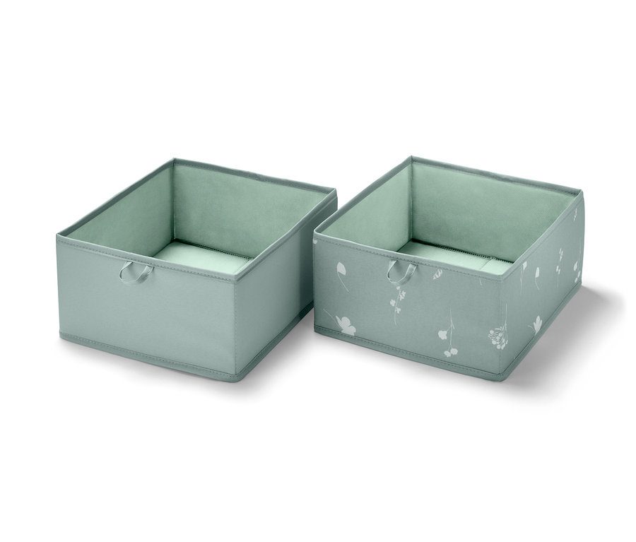 Zwei große Schubladen-Ordnungsboxen, eine hellblau und eine mit weißem Blumenmuster.