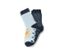 Zwei Paar blaue Kleinkind-Antirutsch-Socken. Ein Paar hellblau mit gelber Sonne, das andere dunkelblau mit Regenmotiv.