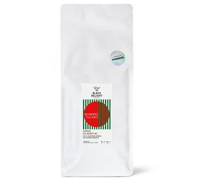 Ein weißer Beutel Black Delight x roasted. - Momento Italiano Co-Roast #2 Espresso - 1 kg Ganze Bohne.