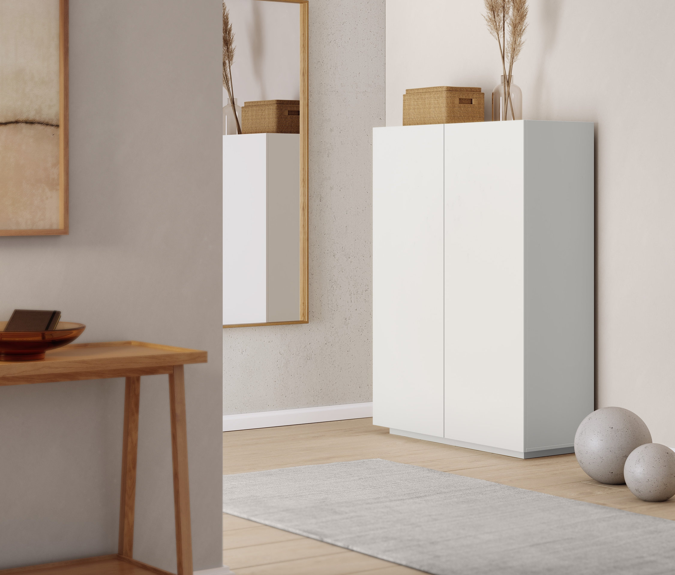 Ein Wandspiegel und ein Highboard in einem Innenraum. Ein Konsolentisch mit 2 Ablagen ist links zu sehen.