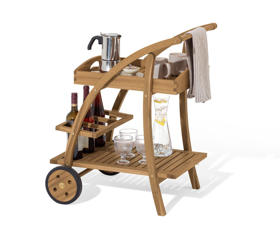 Ein zweistöckiger Barwagen mit abnehmbarem Tablett. Auf der oberen Ablage befinden sich eine Kaffeekanne, Zucker und zwei Tassen. Auf der unteren Ablage stehen zwei Gläser, eine Karaffe Wasser und drei Weinflaschen.