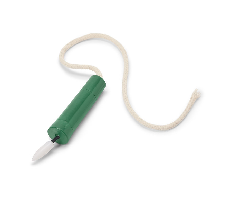 Grüne LED-Flaschenleuchte »Candle« mit weißer Schnur auf weißem Hintergrund.