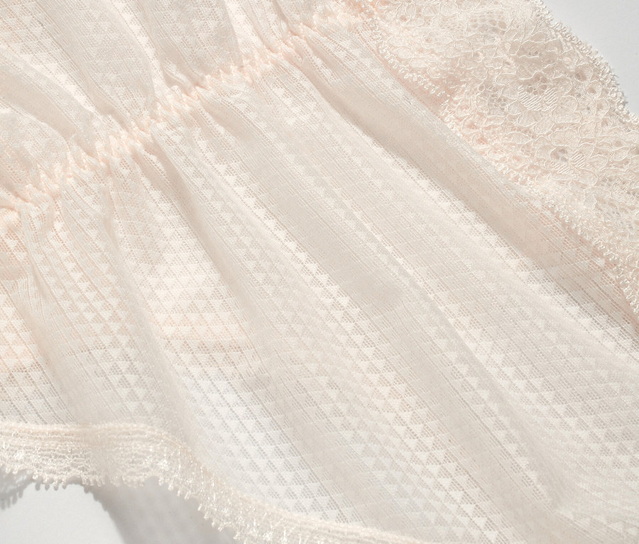 Detailaufnahme eines hellrosa Höschens mit Spitze.