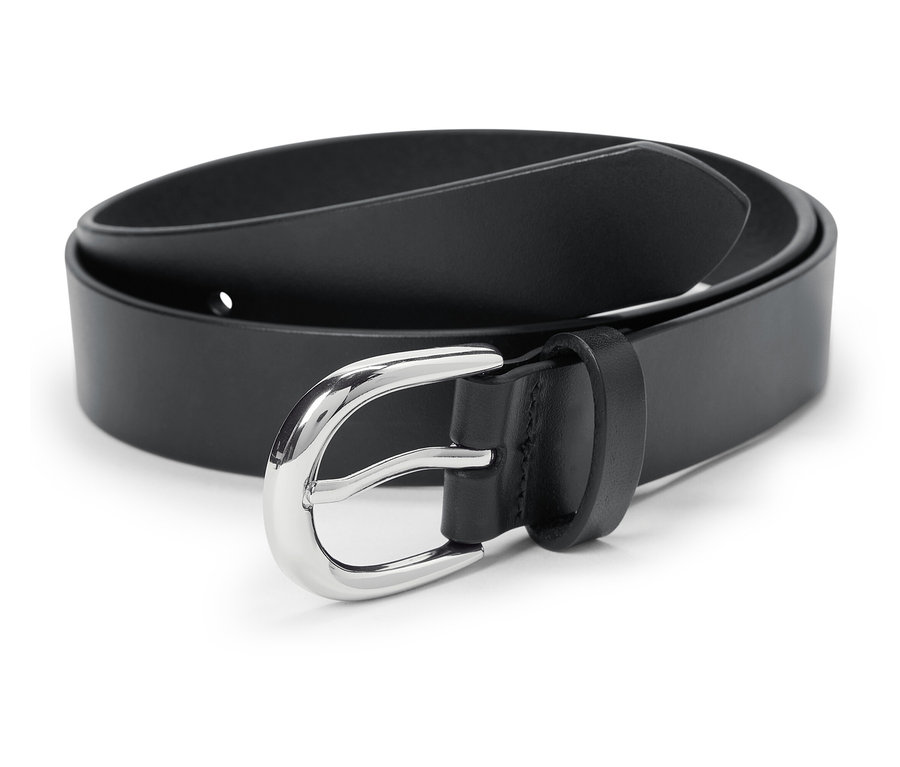 Ein aufgerollter, schwarzer Ledergürtel mit silberner Schnalle.