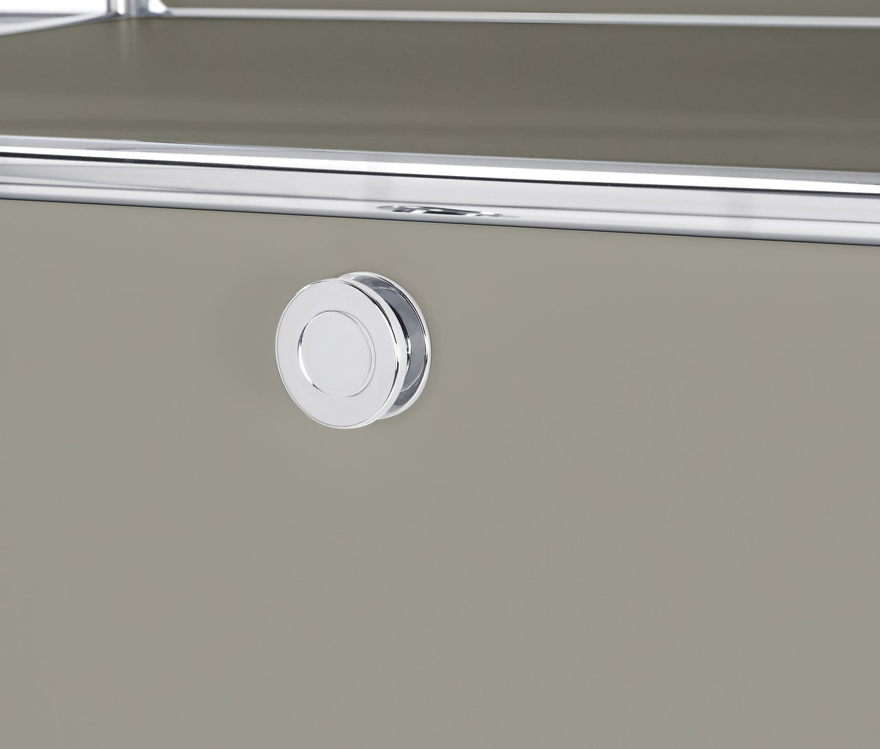 Detail einer hellgrauen Metallgarderobe »CN3« mit 2 Klappfächern und 2 Schubladen.