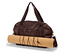 Eine braune Sporttasche mit Zebraprint hält eine zusammengerollte Kork-Yogamatte.