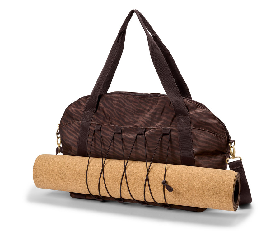 Eine braune Sporttasche mit Zebraprint hält eine zusammengerollte Kork-Yogamatte.