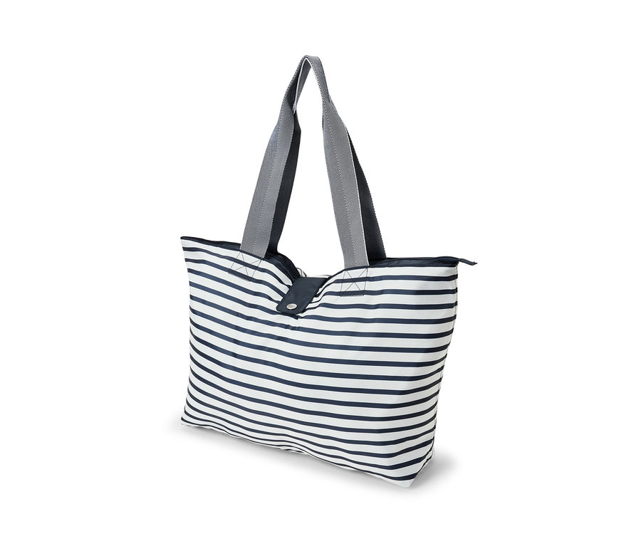 Eine faltbare Strandtasche mit blau-weißen Streifen und grauen Tragegriffen.