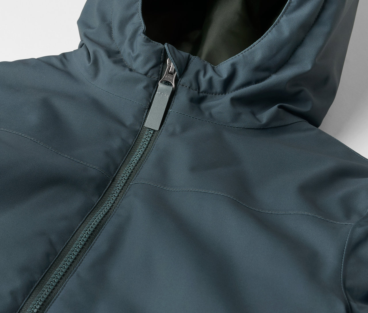 Detailansicht einer Kinder-Winterparka mit Kapuze und Reißverschluss.