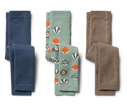 Drei Kinder-Thermoleggings, eine marineblaue, eine hellgrüne mit Waldtieren und eine braune.