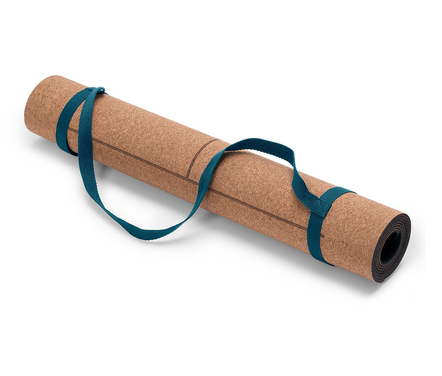 Eine zusammengerollte Kork-Yogamatte mit blauem Tragegurt.