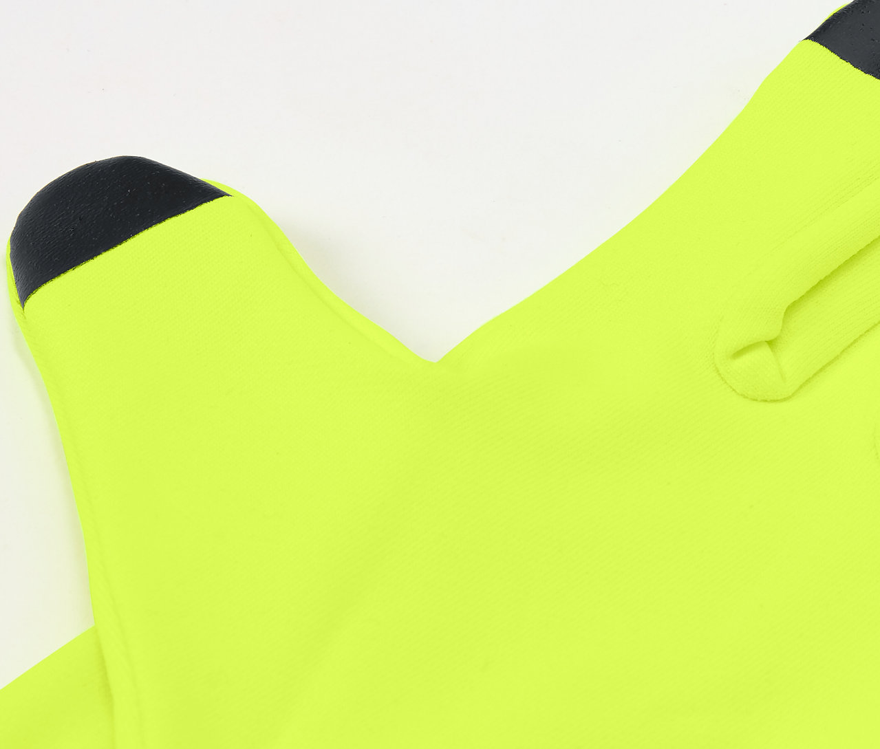 Detailaufnahme von orangefarbenen Laufhandschuhen.