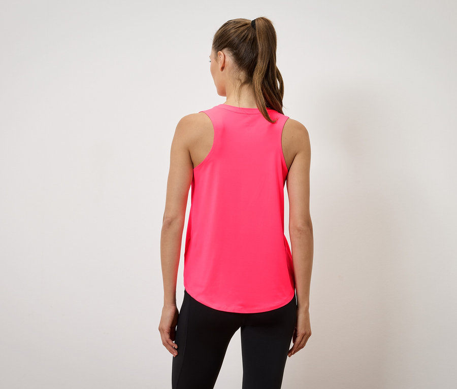 Frau mit Pferdeschwanz trägt ein pinkes Tanktop und schwarze Leggings, von hinten gesehen.