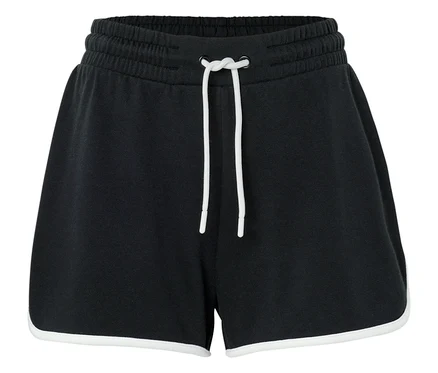 Nahaufnahme von schwarzen Shorts mit weißen Kordeln und weißen Rändern an den Beinen.