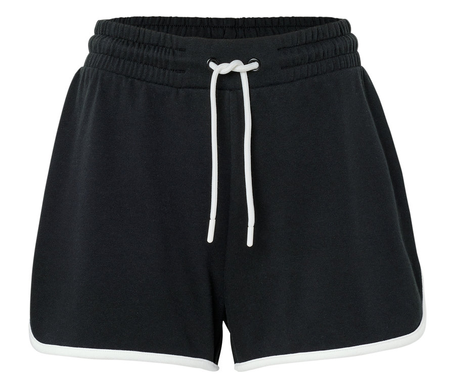 Nahaufnahme von schwarzen Shorts mit weißen Kordeln und weißen Rändern an den Beinen.