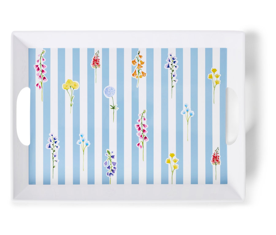 Ein weißes Tablett mit blau-weißen Streifen und Blumenmustern.
