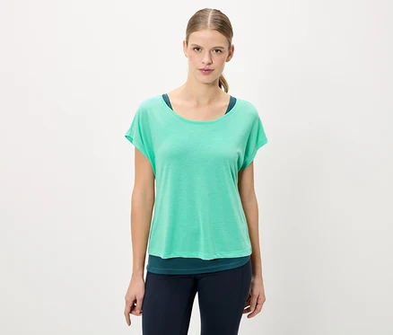 Frau trägt ein grünes T-Shirt und blaue Leggings.
