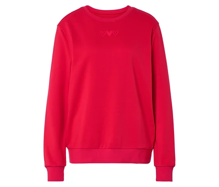Ein rotes Sweatshirt mit drei kleinen Herzen unterhalb des Kragens liegt auf einem weißen Hintergrund.