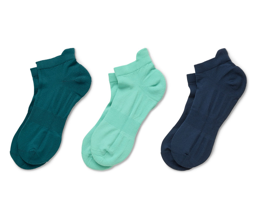 Drei Paar kurze Socken in Dunkelgrün, Mintgrün und Dunkelblau liegen auf einem weißen Hintergrund.