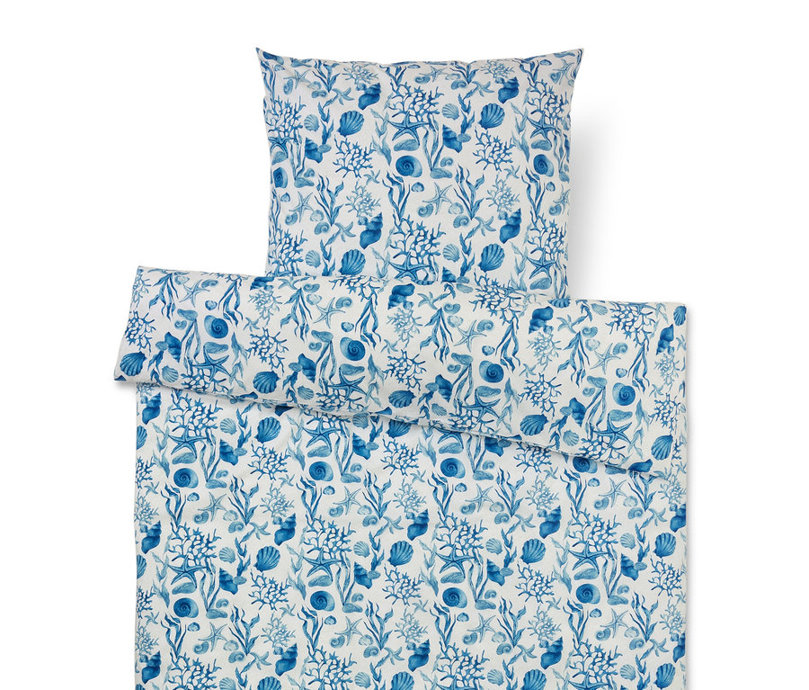Bettwäsche-Set mit blauem Meeresmuster aus Korallen, Muscheln, Seesternen und Algen auf weißem Grund.